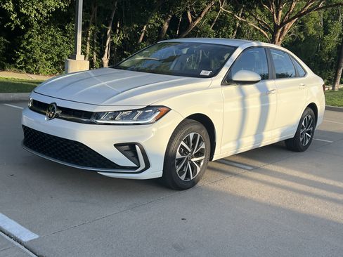 Certified 2025 Volkswagen Jetta S FWD image 4