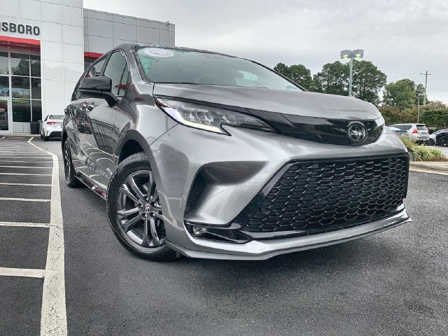 Used 2026 Toyota Sienna XSE AWD/4WD image 2