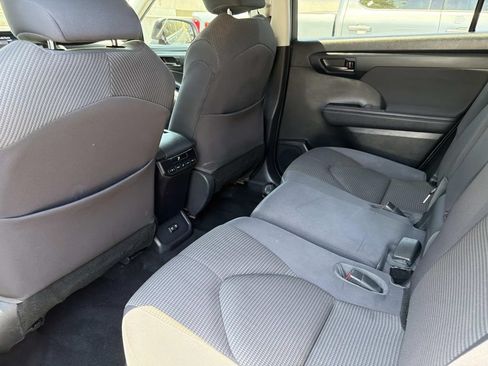 Used 2021 Toyota Highlander LE FWD image 11