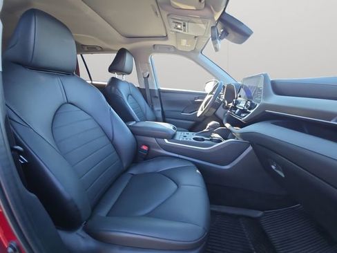 Used 2023 Toyota Highlander XLE image 15