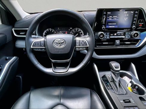 Used 2022 Toyota Highlander XLE AWD/4WD image 8