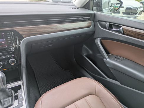Used 2020 Volkswagen Passat 2.0T SEL image 16