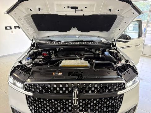 Used 2025 Lincoln Navigator Reserve AWD/4WD image 24