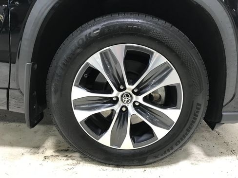 Used 2021 Toyota Highlander XLE AWD/4WD image 11