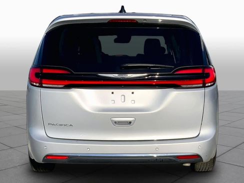 Used 2024 Chrysler Pacifica Touring-L FWD image 5