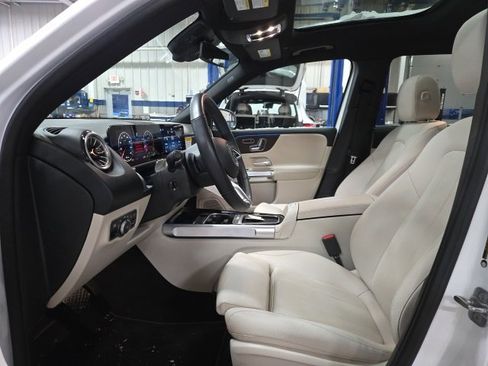 Used 2025 Mercedes-Benz GLB 250 4MATIC image 6