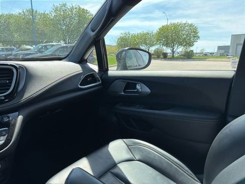 Used 2023 Chrysler Pacifica Touring-L w/ Uconnect Theater Family Group AWD/4WD image 23