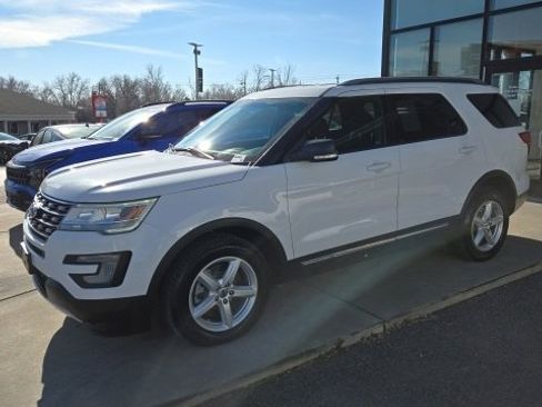 Used 2017 Ford Explorer XLT image 2