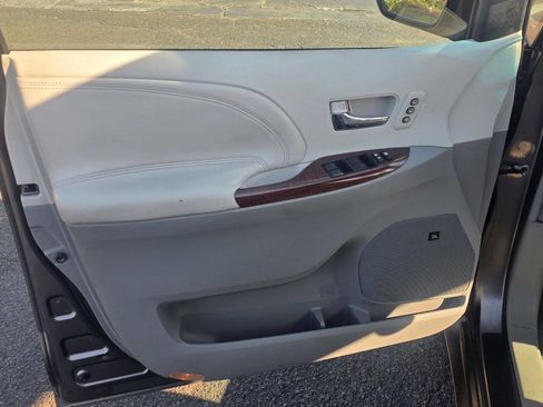 Used 2011 Toyota Sienna Limited w/ Premium Pkg image 9