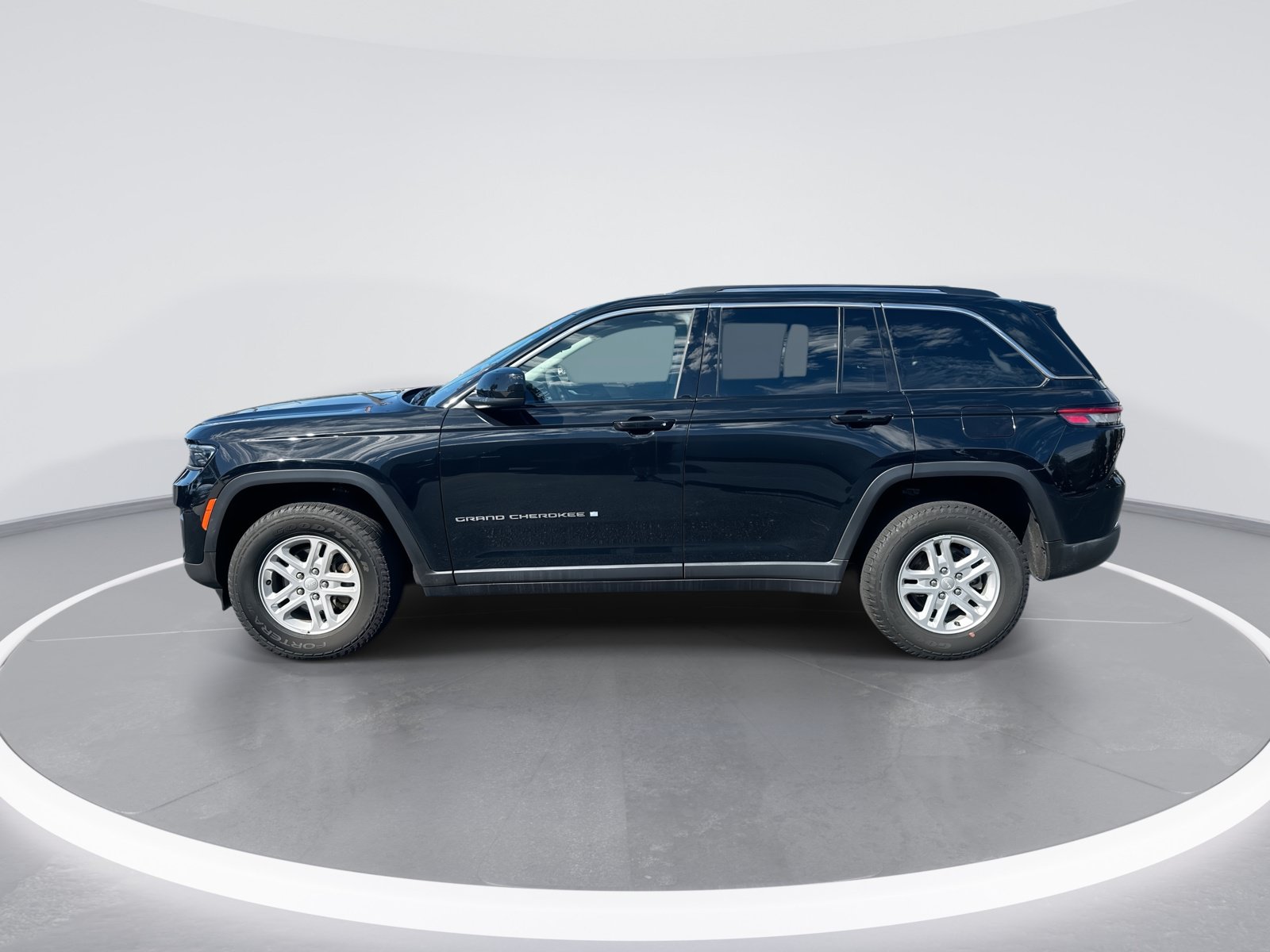 Used 2023 Jeep Grand Cherokee Laredo w/ Luxury Tech Group I AWD/4WD image 6