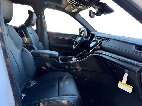 New 2025 Jeep Grand Cherokee Overland w/ Luxury Tech Group IV AWD/4WD image 15