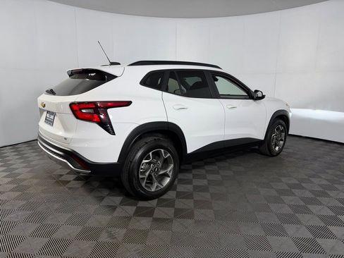 Used 2025 Chevrolet Trax LT FWD image 7