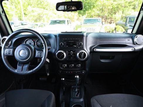 Used 2016 Jeep Wrangler Unlimited Sahara w/ Connectivity Group AWD/4WD image 27