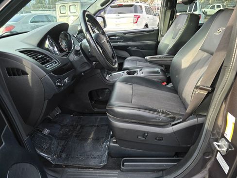 Used 2016 Chrysler Town & Country S w/ Driver Convenience Group image 22