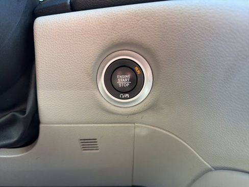 Used 2023 Chrysler Pacifica Limited FWD image 45