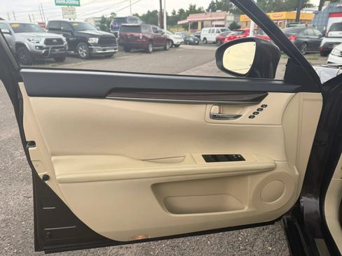 Used 2013 Lexus ES 350 w/ Luxury Pkg FWD image 12
