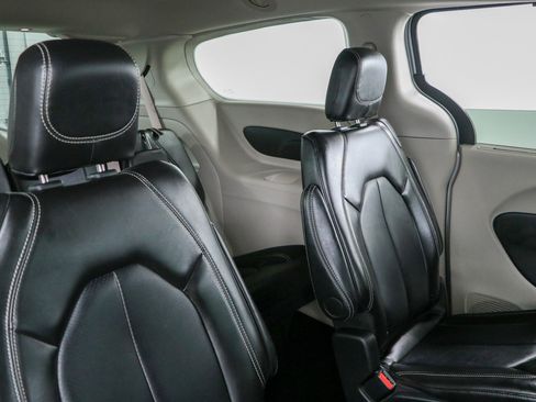 Used 2024 Chrysler Pacifica Touring-L FWD image 28