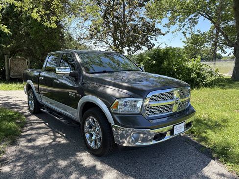 Used 2017 RAM 1500 Laramie w/ Convenience Group AWD/4WD image 7