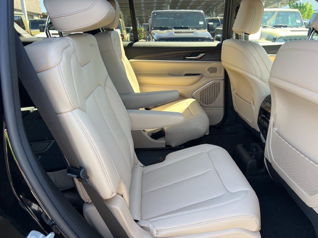New 2026 Jeep Grand Cherokee L Limited w/ Luxury Tech Group II AWD/4WD image 19