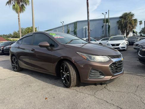 Used 2019 Chevrolet Cruze LS FWD image 2