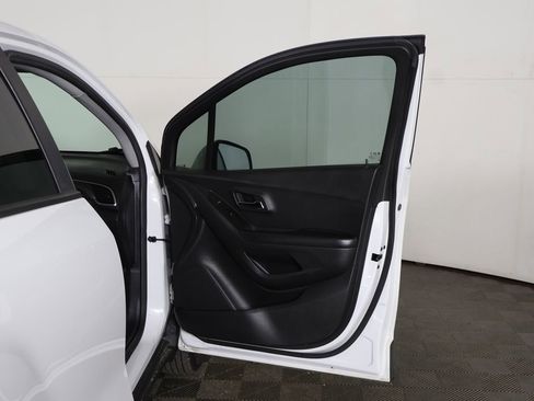 Used 2022 Chevrolet Trax LS image 16