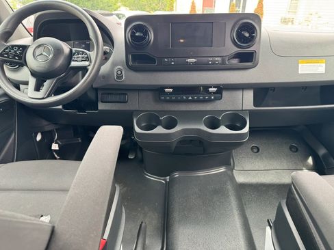 Used 2024 Mercedes-Benz Sprinter 2500 image 11