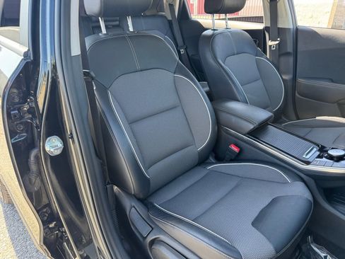 Used 2022 Kia Niro EX image 19