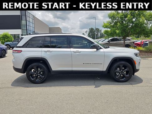 Used 2025 Jeep Grand Cherokee Altitude AWD/4WD image 8