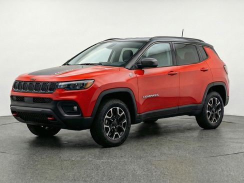 Used 2025 Jeep Compass Trailhawk AWD/4WD image 3