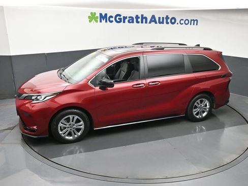 Used 2023 Toyota Sienna XSE AWD/4WD image 18