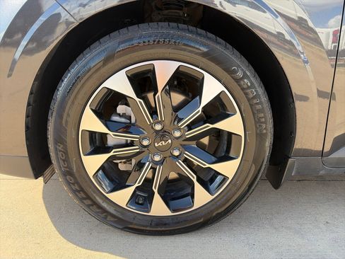 Used 2024 Kia Carnival EX FWD image 9