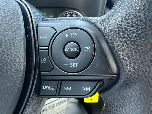 Used 2020 Toyota RAV4 LE AWD/4WD image 12