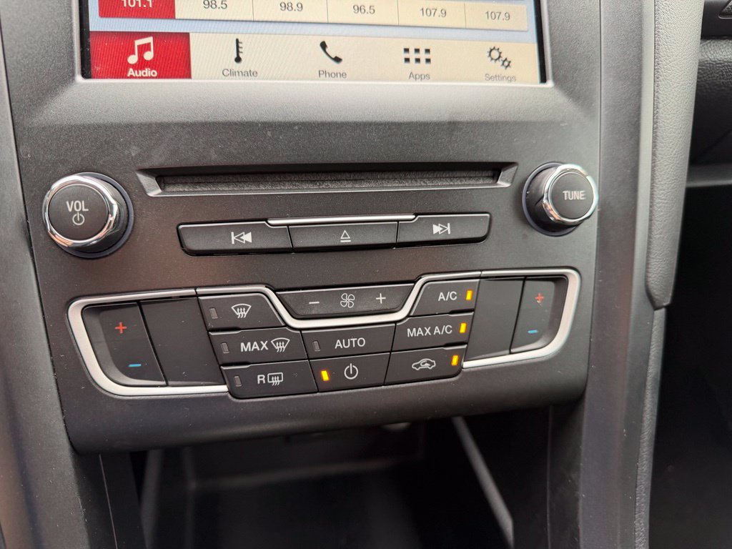 Used 2018 Ford Fusion SE w/ Equipment Group 201A FWD image 21