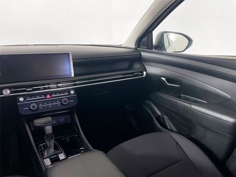 Used 2025 Hyundai Tucson SE image 22