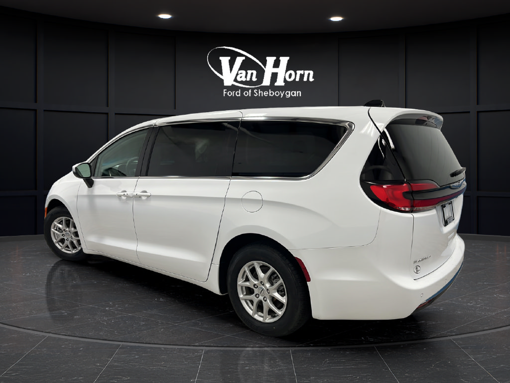 Used 2023 Chrysler Pacifica Touring-L FWD image 5