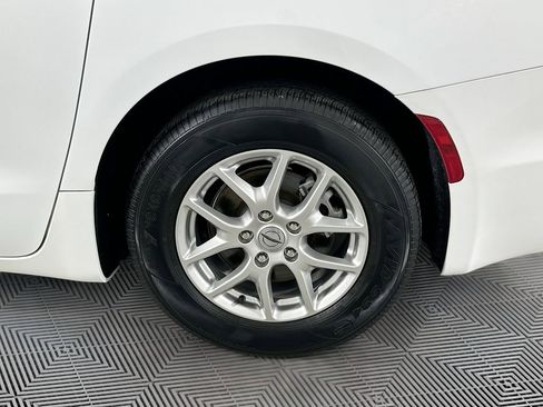 Certified 2024 Chrysler Pacifica Touring-L FWD image 26