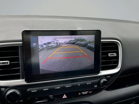 Used 2025 Hyundai Venue SEL FWD image 13