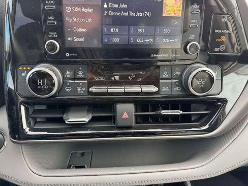 Used 2022 Toyota Highlander XLE image 30