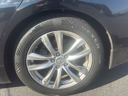 Used 2018 INFINITI Q70 Luxe w/ Cargo Package RWD image 10