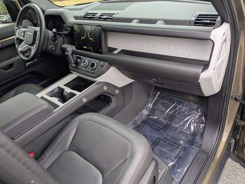 Used 2025 Land Rover Defender 110 X-Dynamic SE image 30