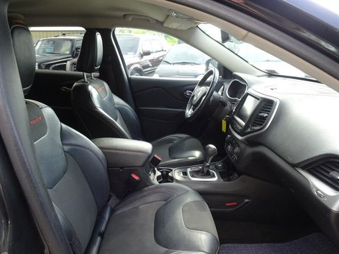 Used 2015 Jeep Cherokee Trailhawk AWD/4WD image 14