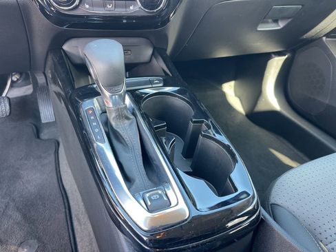 Used 2025 Chevrolet Trax LT w/ LT Convenience Package FWD image 17