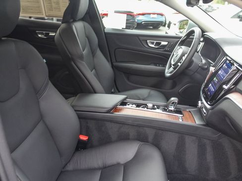 Used 2025 Volvo V60 B5 Cross Country Plus image 24