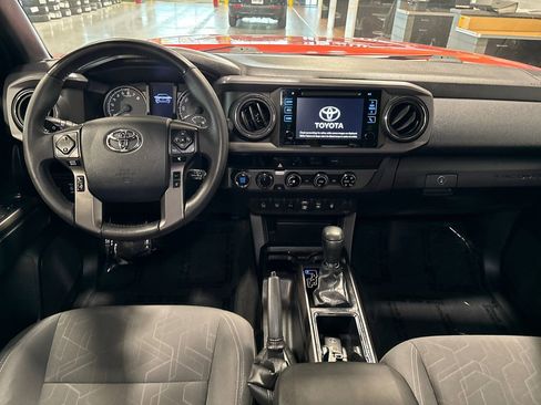 Used 2018 Toyota Tacoma TRD Off-Road w/ Technology Package AWD/4WD image 9
