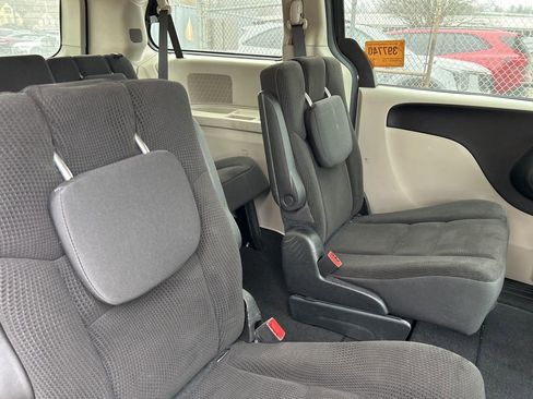 Used 2018 Dodge Grand Caravan SE w/ UConnect Hands-Free Group image 8