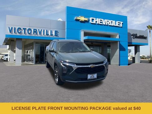 Used 2025 Chevrolet Trax LT FWD image 3
