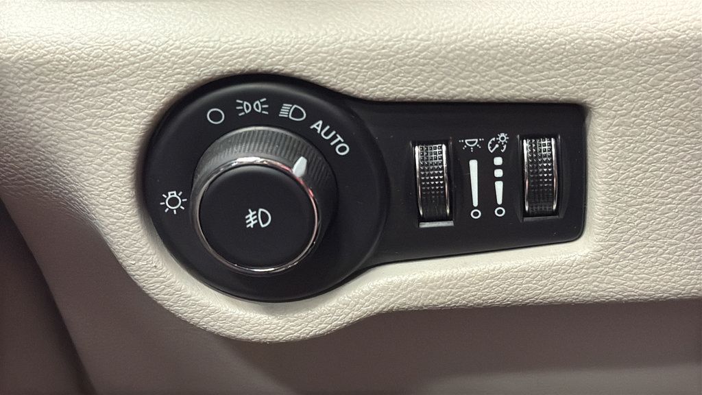 Used 2024 Chrysler Pacifica Touring-L FWD image 31