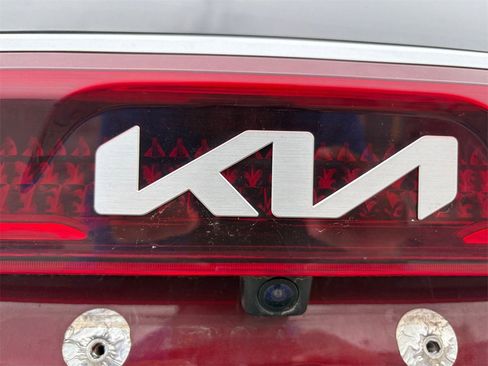 Used 2024 Kia Carnival EX image 17