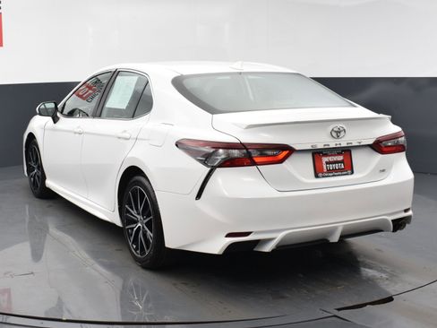 Used 2024 Toyota Camry SE image 3