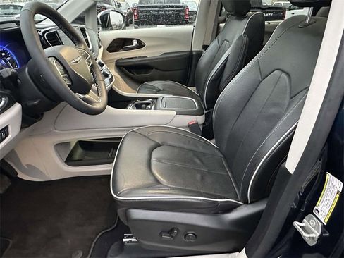 Used 2023 Chrysler Pacifica Limited image 19